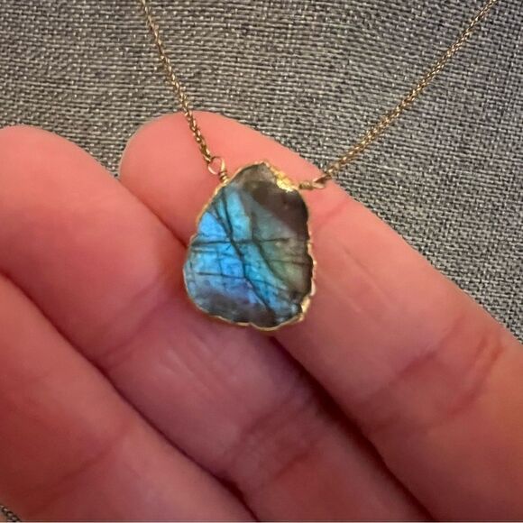 Labradorite (?) Pendant Necklace on a Gold Tone Chain - Picture 5 of 5